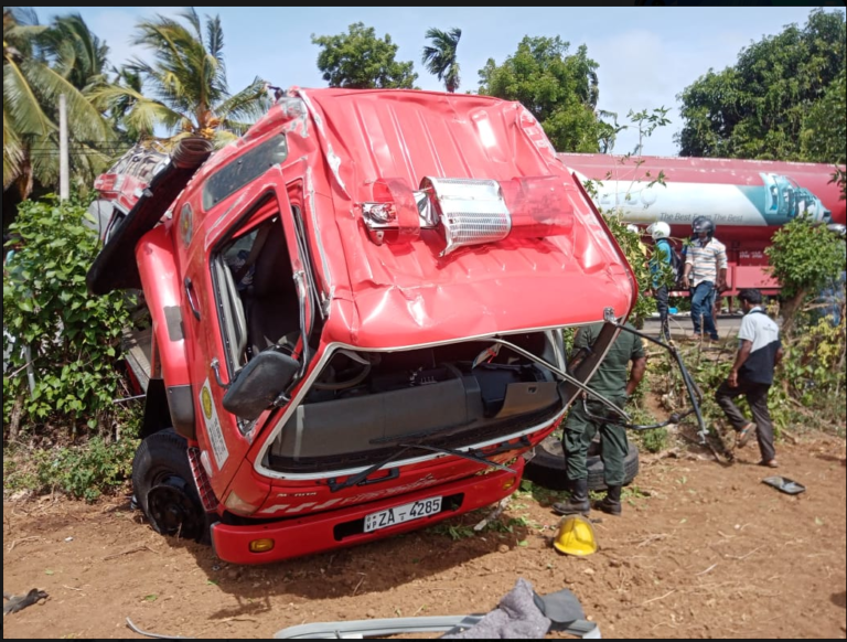 පේදුරුතුඩුවේ ගිනිනිවන්න ගිය රථයක් අනතුරට ලක්වේ .