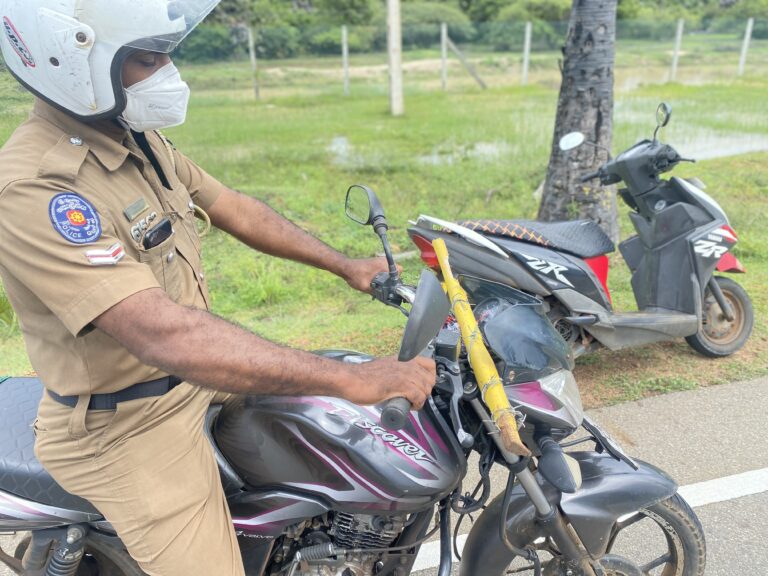 හමුදාව, මුලතිව් මාධ්‍යවේදියාට  කටුකම්බි ඒතූ පොල්ලකින් පහරදීලා..